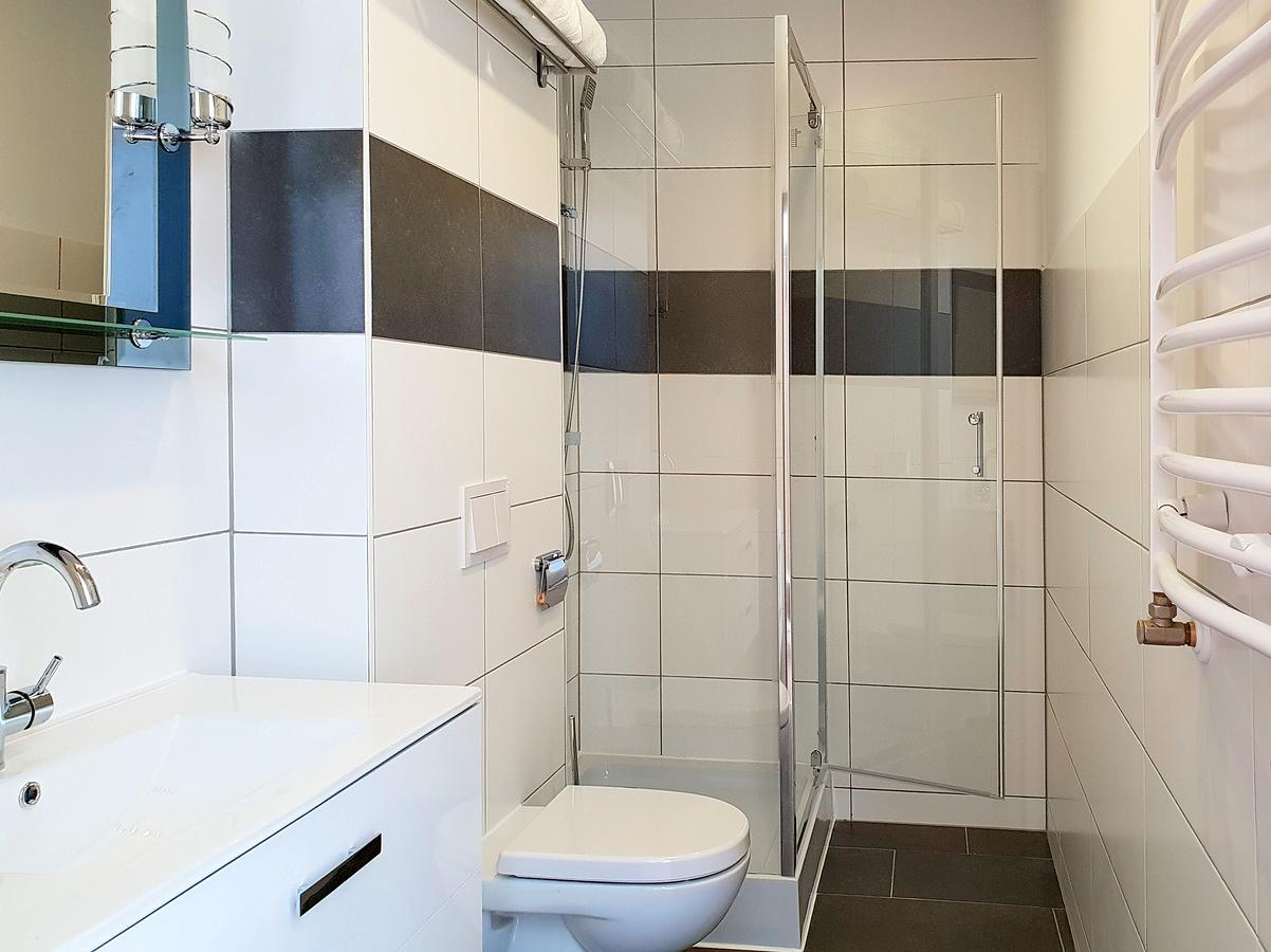 Triple Room Shower,1141399900:JPEG