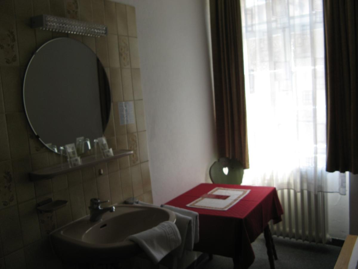 Single Room Shared Shower Toilet,662673372:JPEG