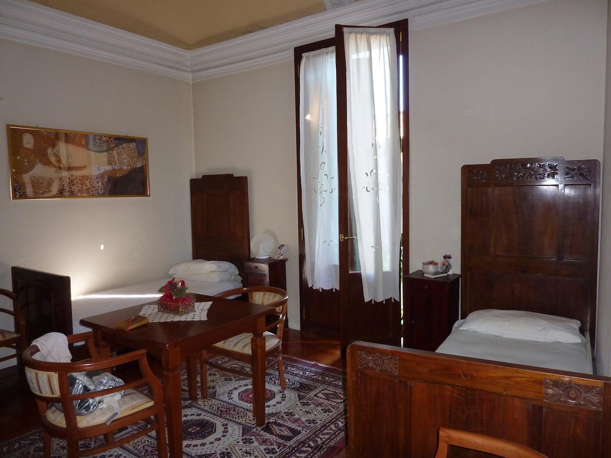 Twin Room Private External Bathroom