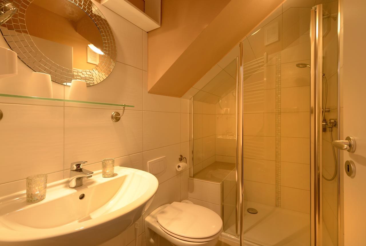 Small Double Room,1498626424:JPEG