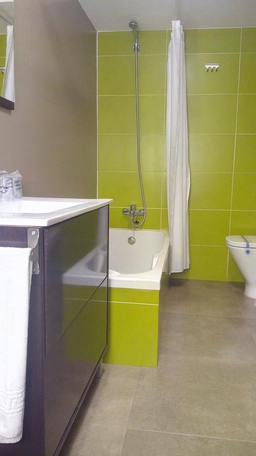 Single Room,664892976:JPEG