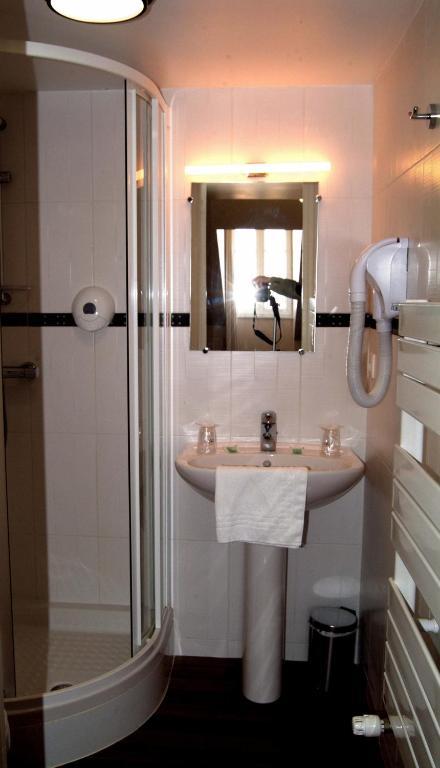 Double Room Shower overlooking Port Rhu