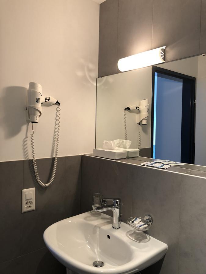 Single Room,665121678:JPEG