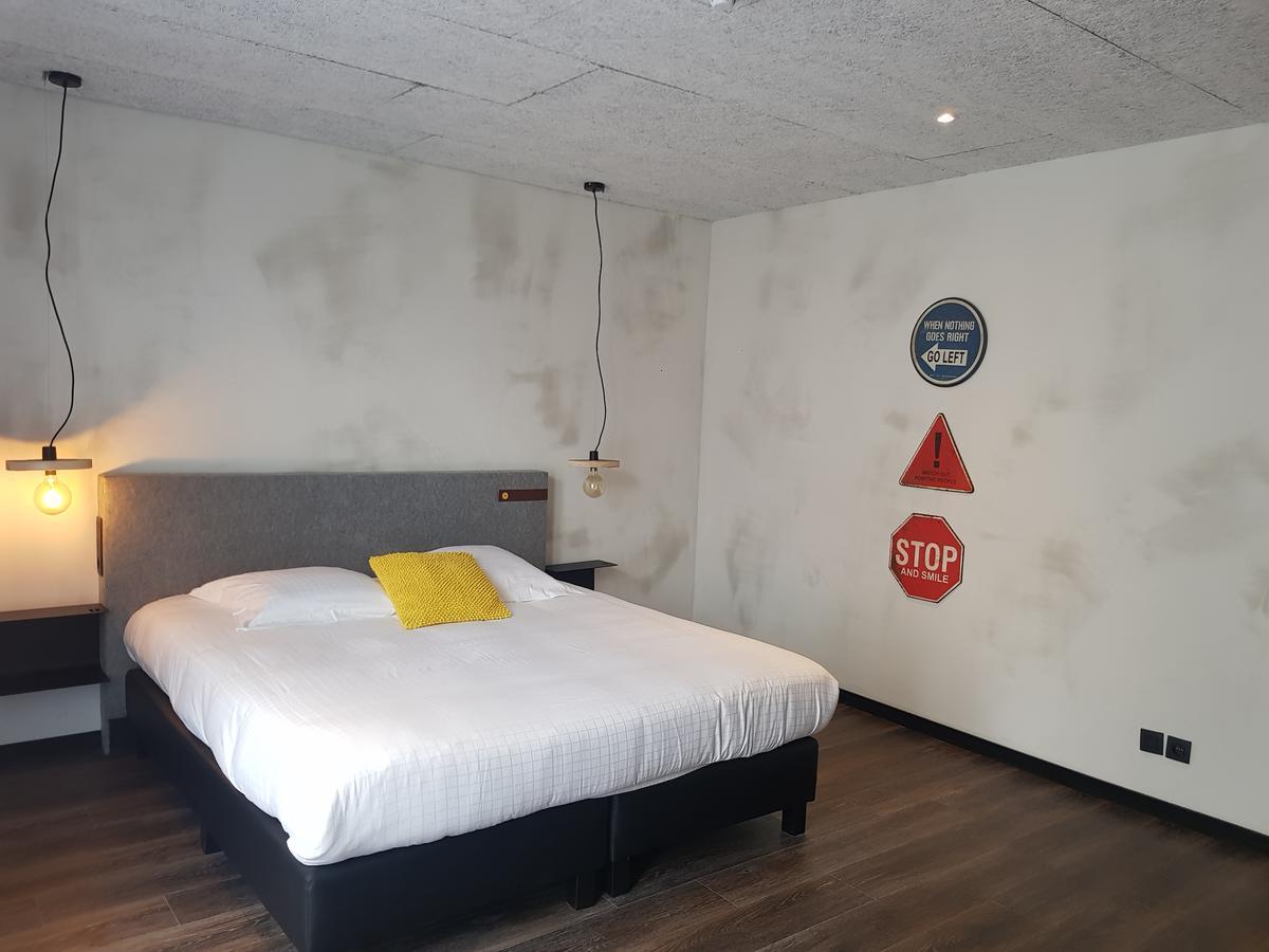 Large Room with Streetview,665241177:JPEG