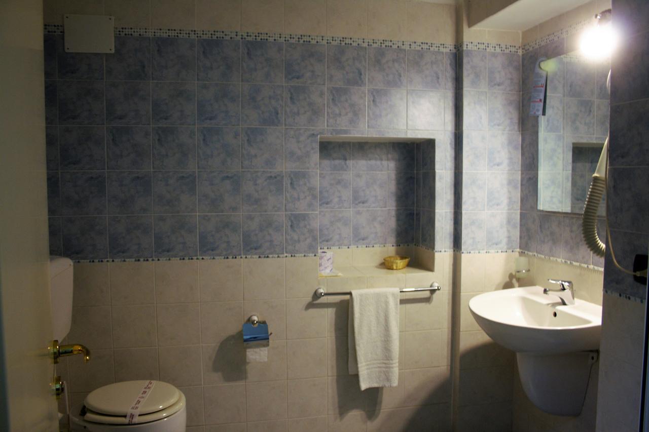 Small Double or Twin Room,665449593:JPEG