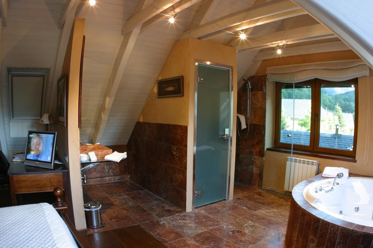 Suite Spa Bath,665866407:JPEG