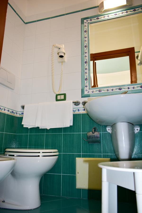 Single Room,665803404:JPEG