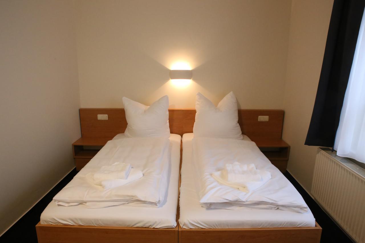 Single Room,665979135:JPEG