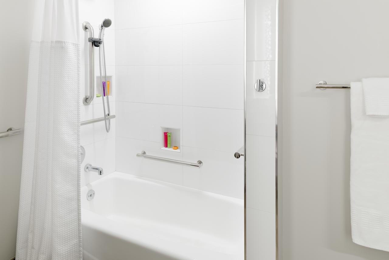 Urban King Bed Studio Accessible Bathtub