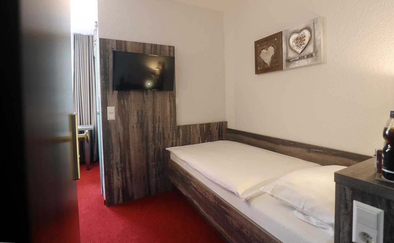 Single Room,666488088:JPEG