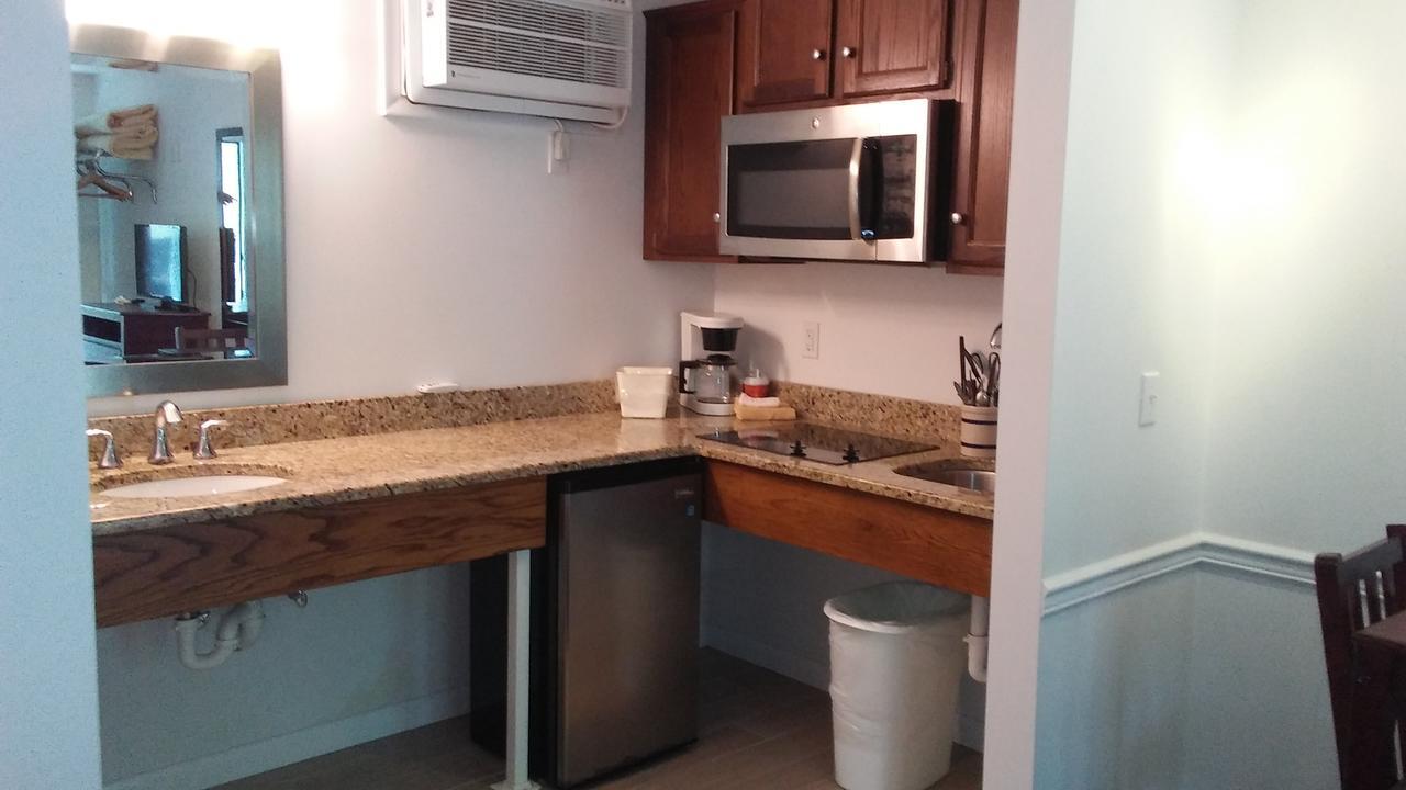 Deluxe Efficiency Room Stovetop & Microwave