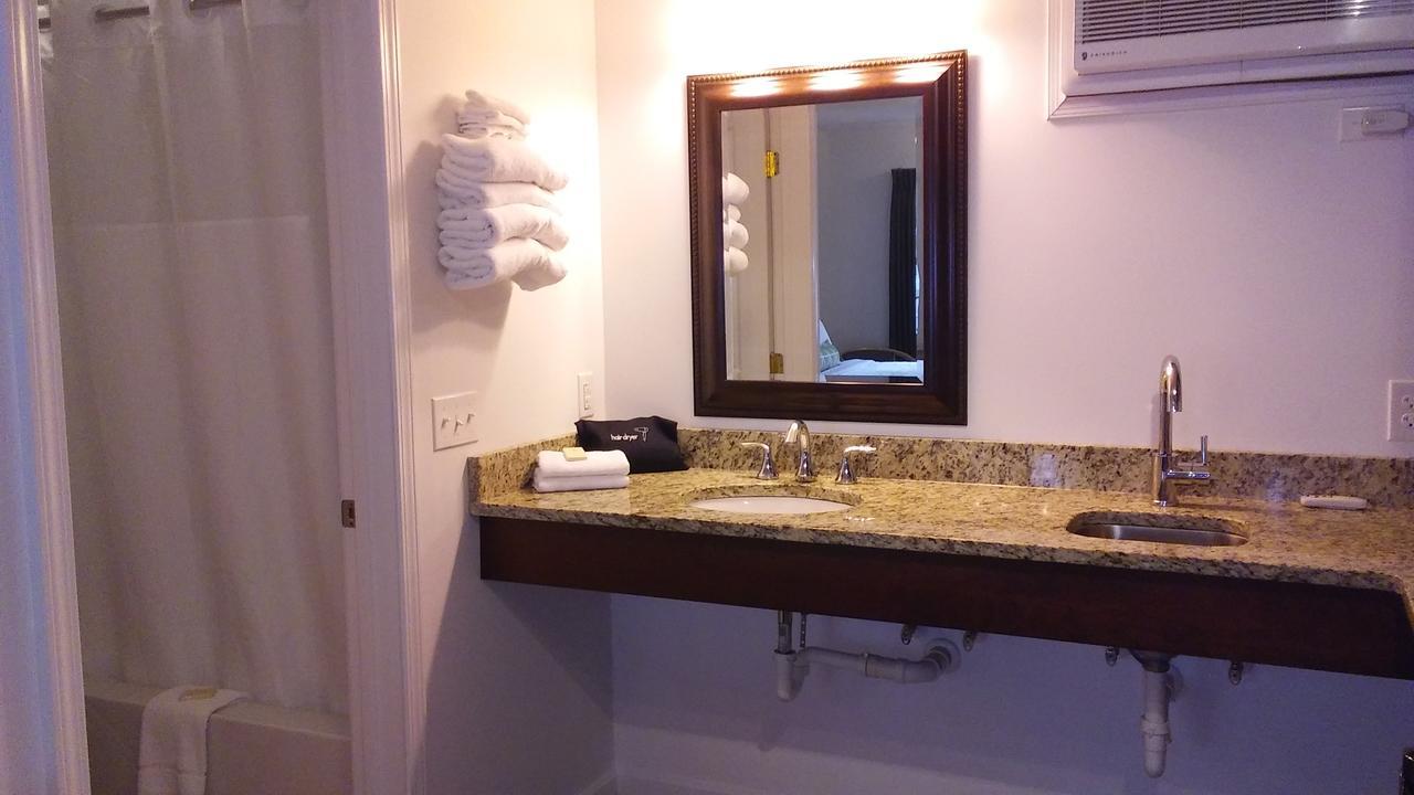 Deluxe Efficiency Room Stovetop & Microwave