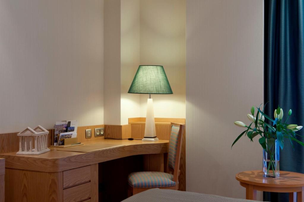 Family Room,1272727306:JPEG