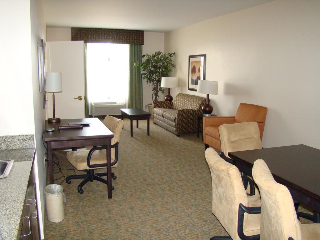 One-Bedroom King Suite with Jetted Tub