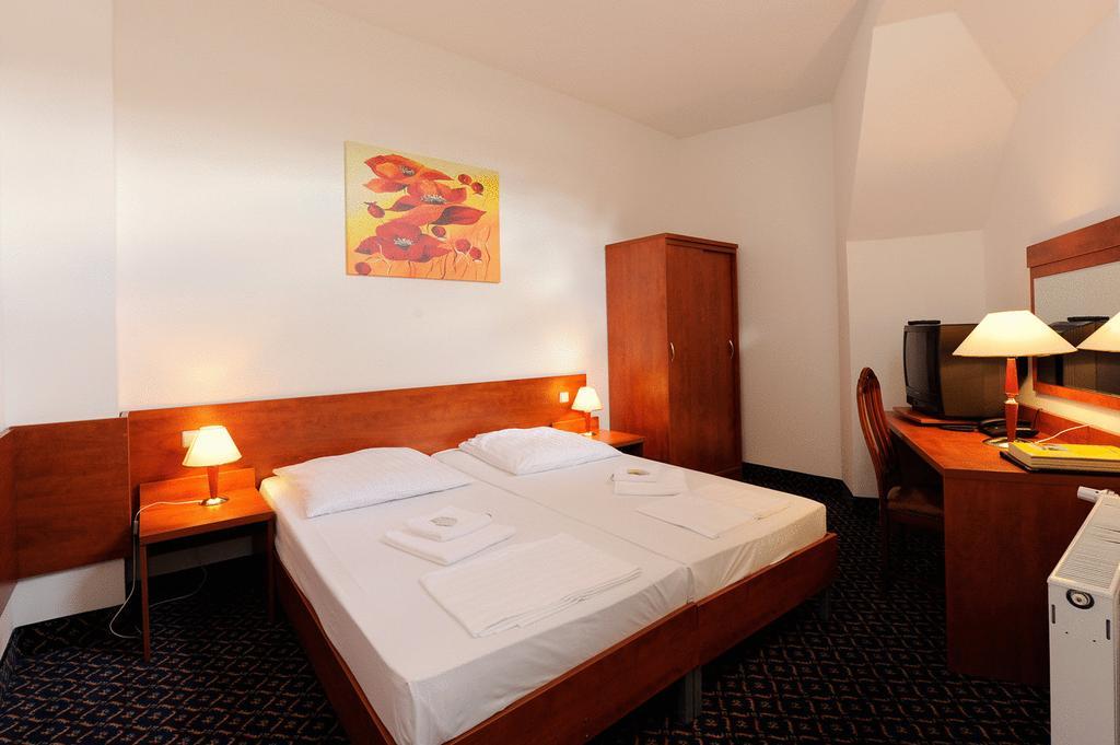 Standard Double Room,66971842:JPEG