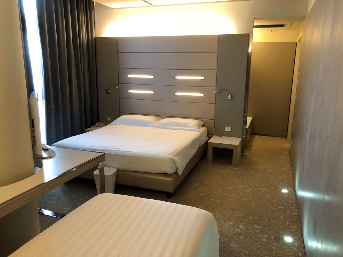 Comfort Queen Room with Extra Single Bed,1274536243:JPEG