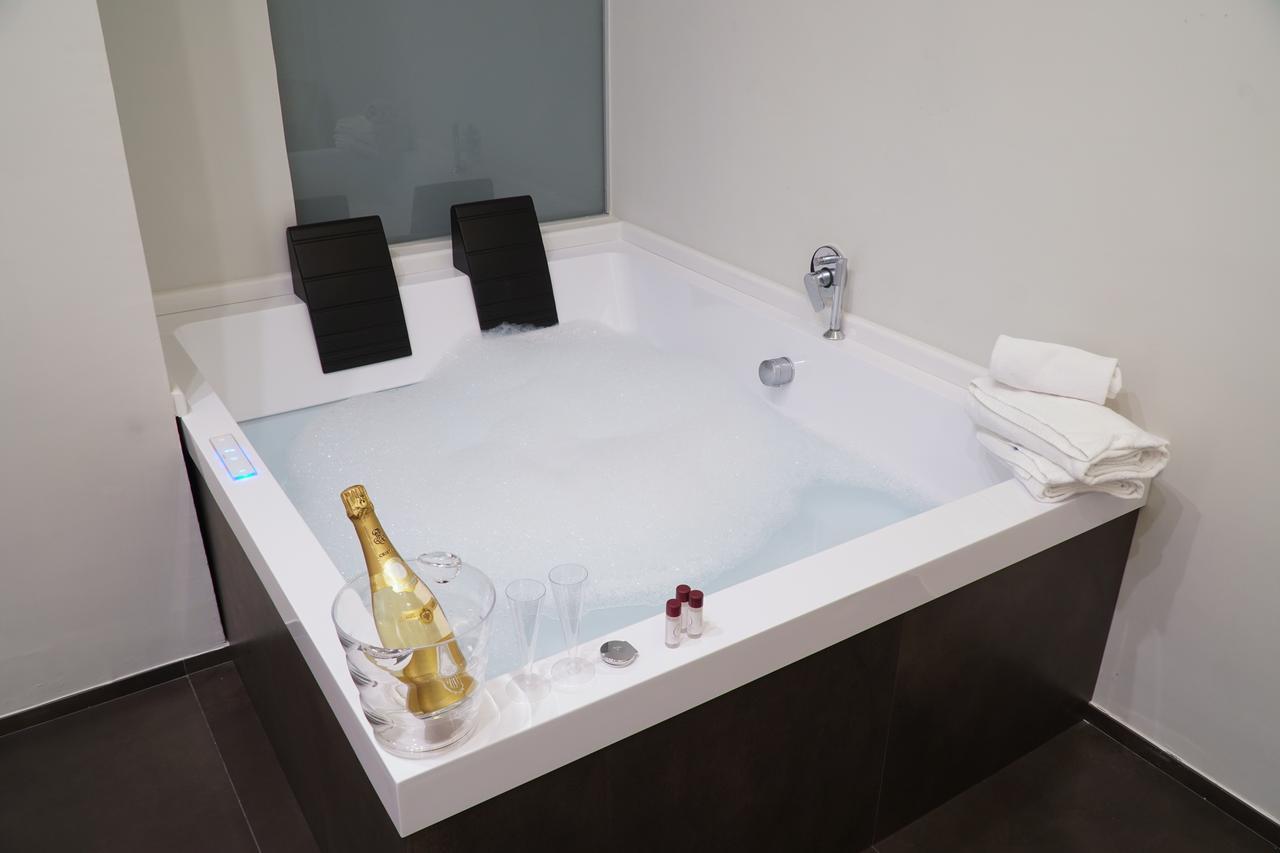 Queen Room Spa Bath,668761626:JPEG