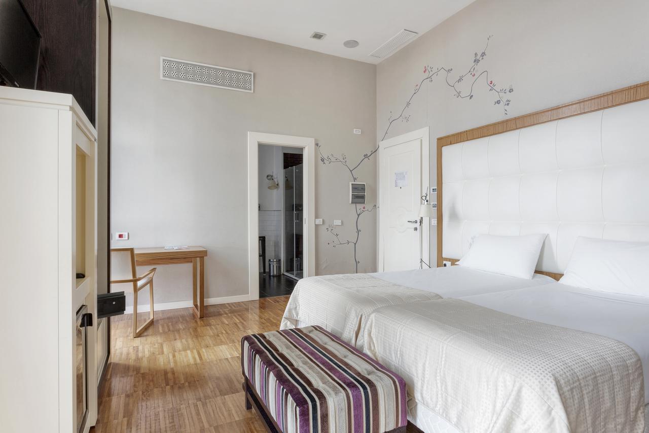 Two Connecting Double Rooms,670218693:JPEG