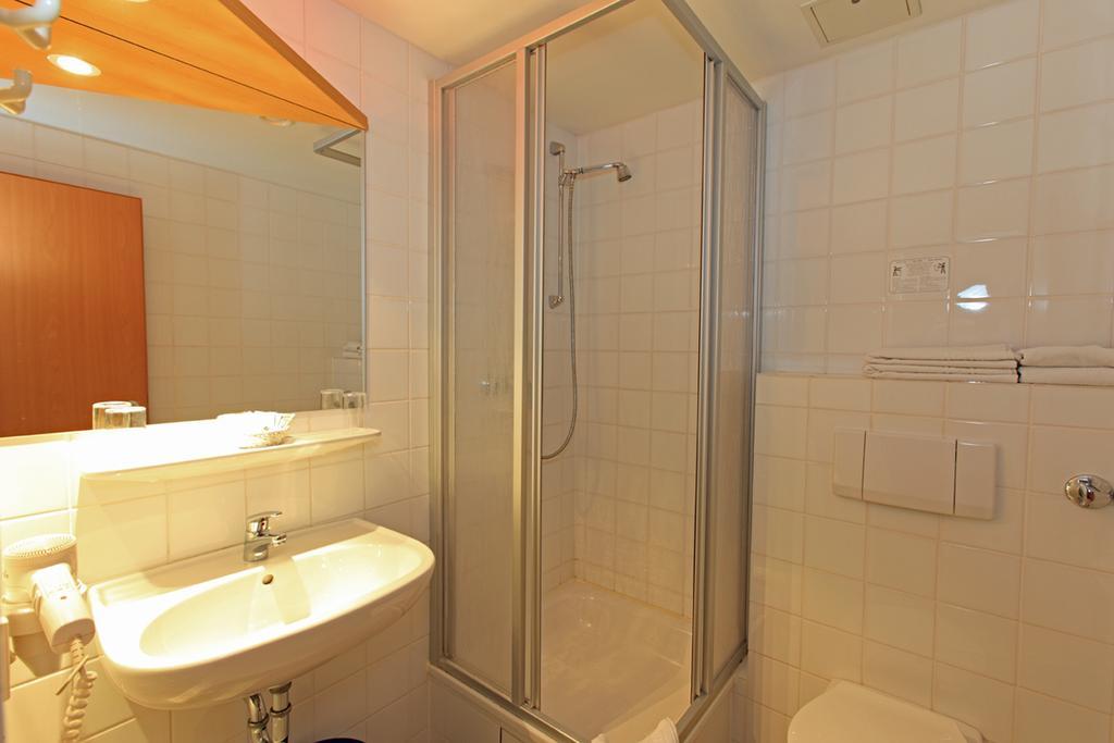Small Double or Twin Room,67136518:JPEG