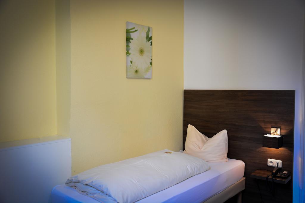 Single Room,67425047:JPEG
