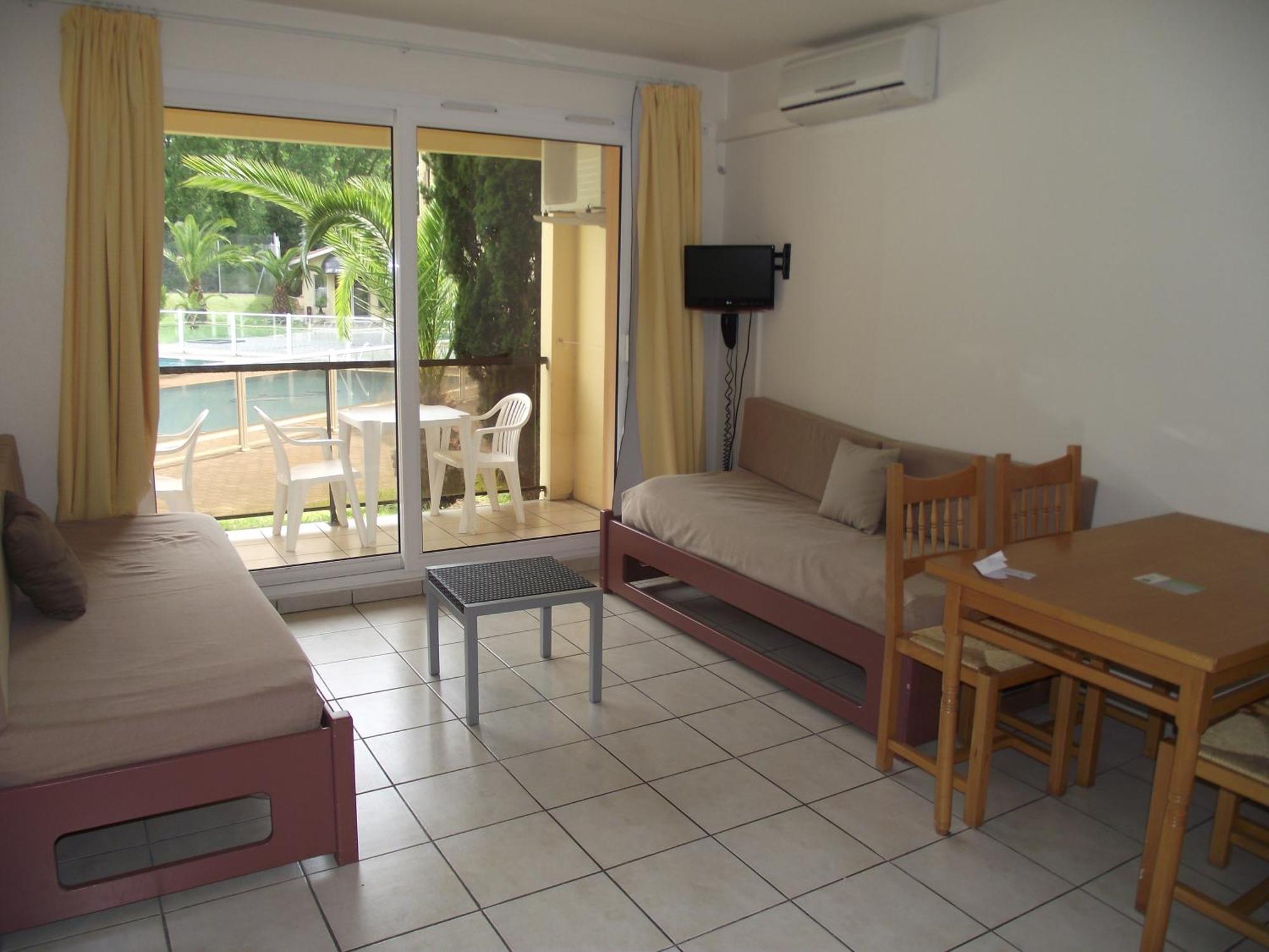 One-Bedroom Apartment without Kitchen,674502348:JPEG