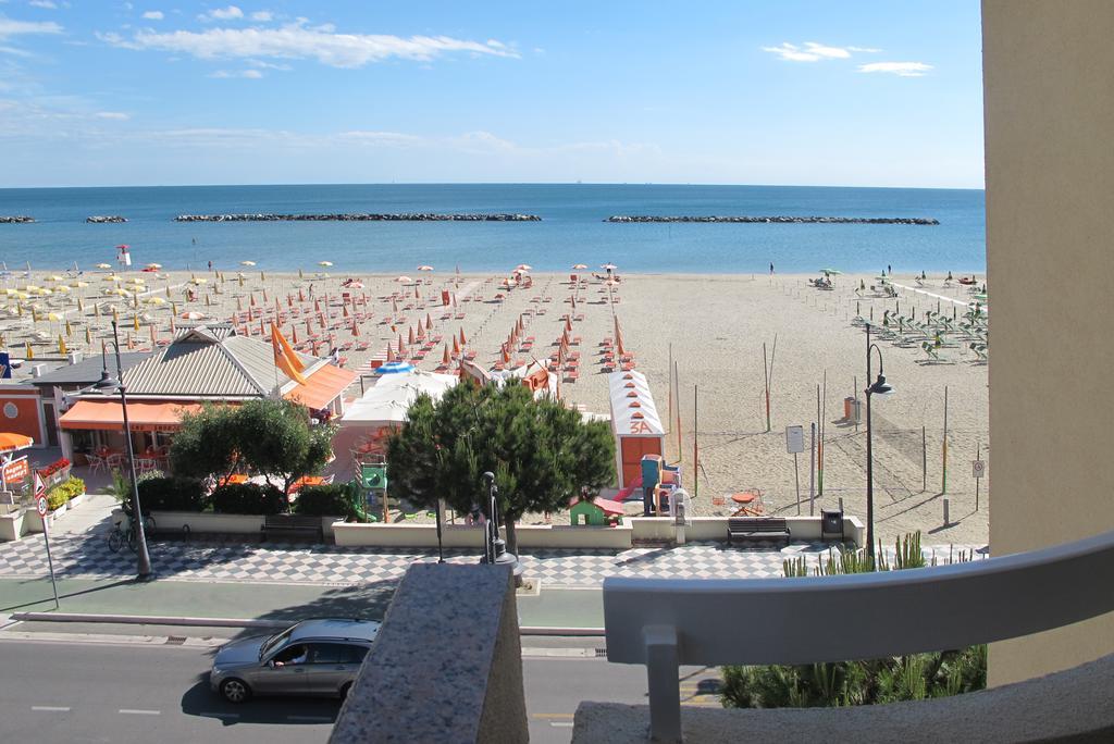 Double or Twin Room with Sea View,676621023:JPEG