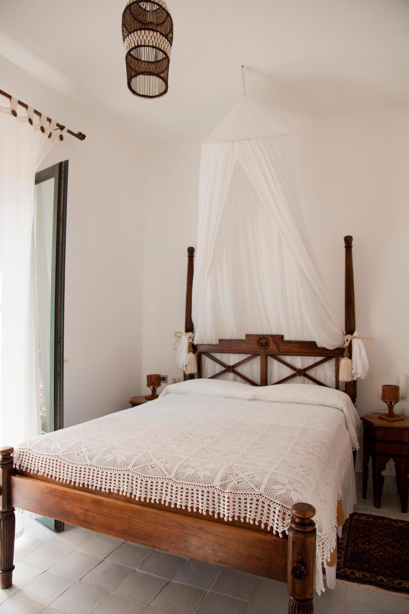 Small Double Room,735696949:JPEG