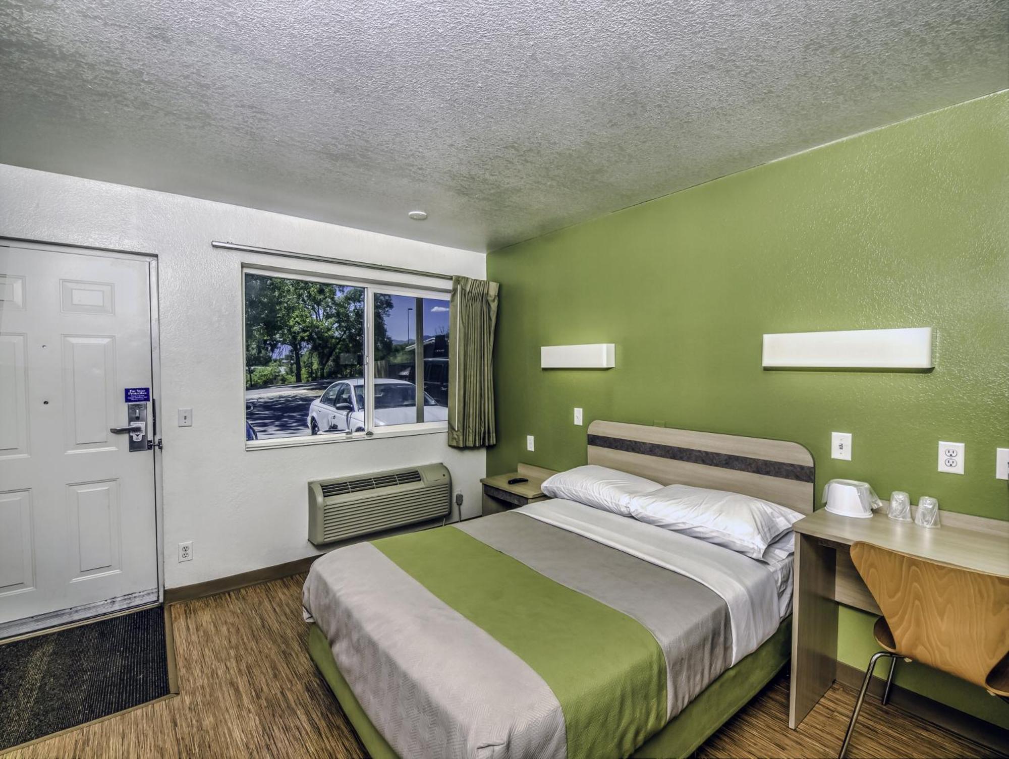 1 Queen Bed 