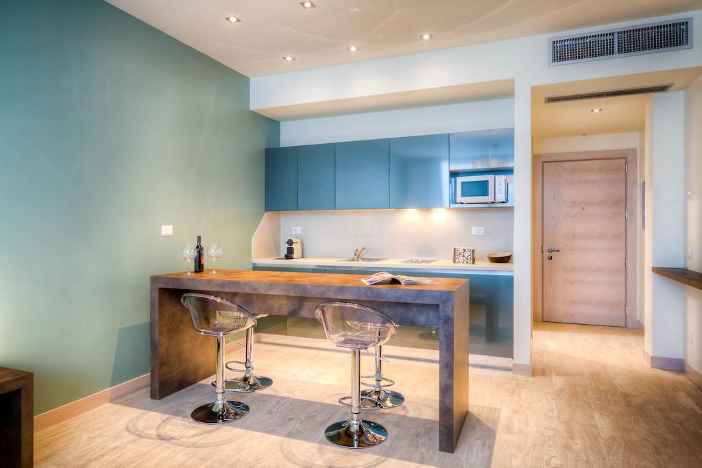 Superior Studio kitchen & Pool Access