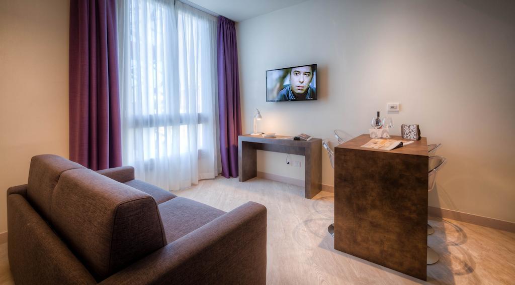 Junior Suite Kitchen & Pool Access