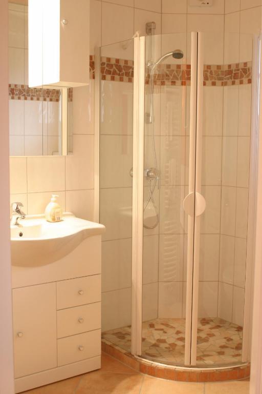 Single Room,718602265:JPEG