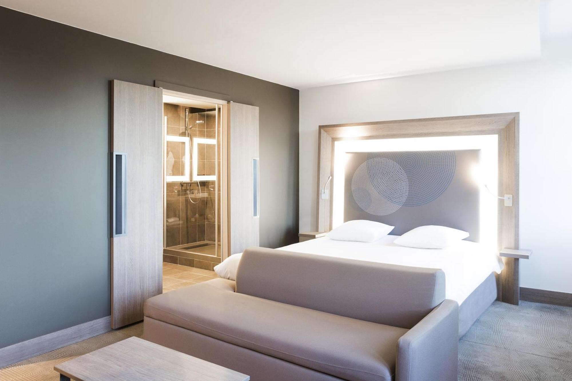Executive Room Queen Bed Double Sofa Bed,1765318938:JPEG