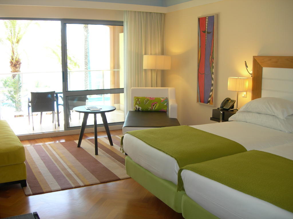 Quarto Twin Clássico com Vista Mar Lateral