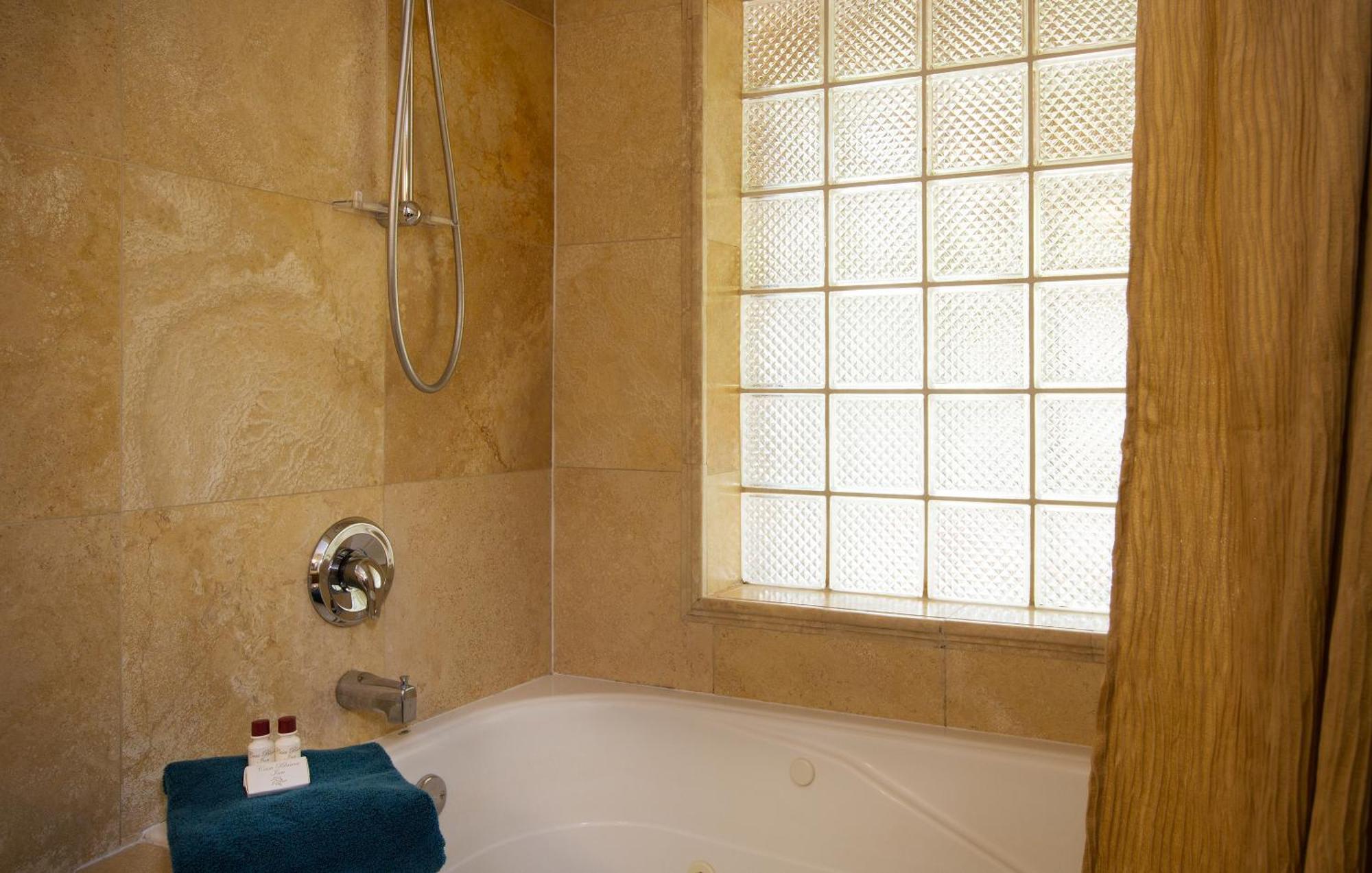 Deluxe King Suite