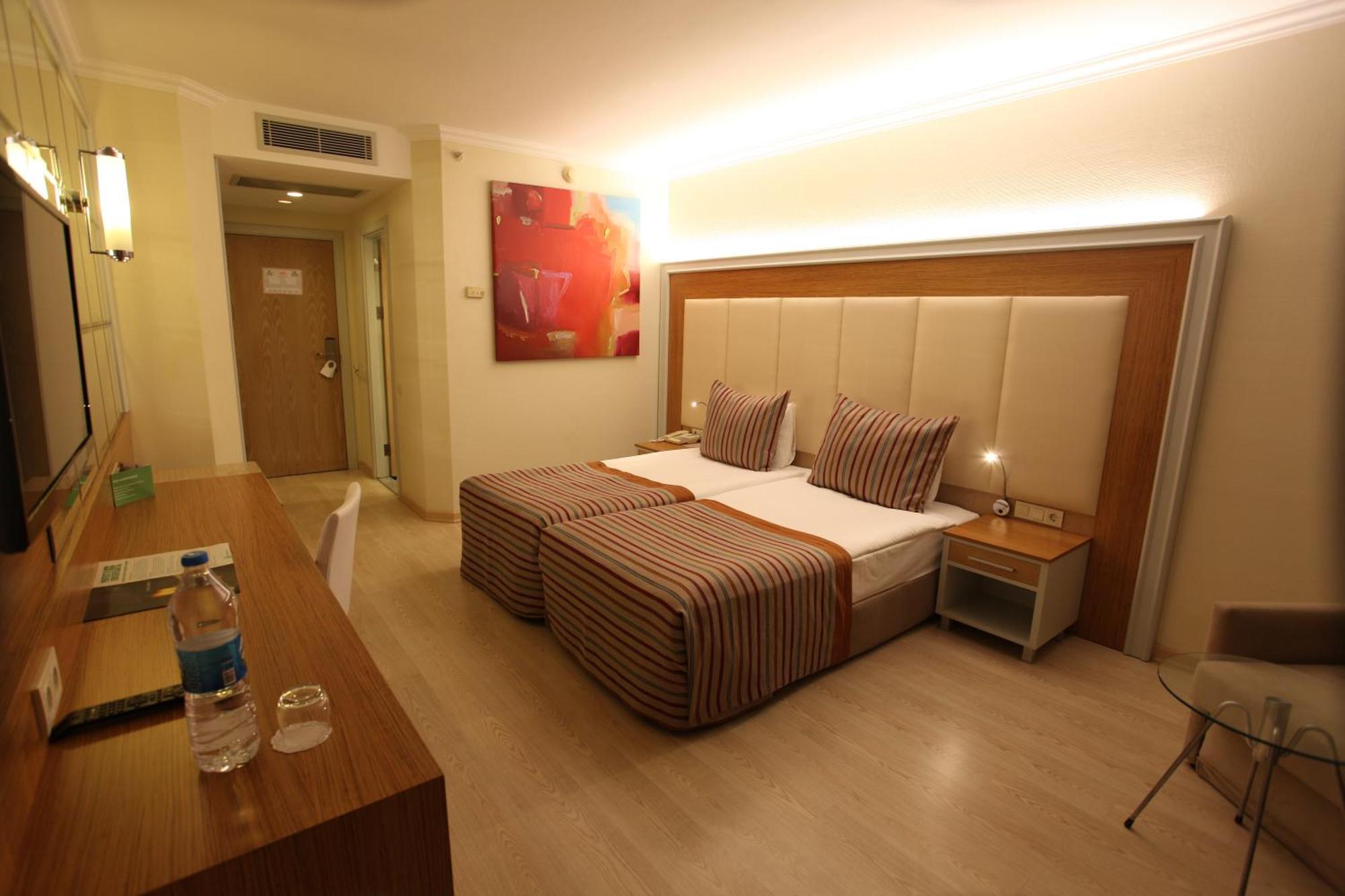 Standard Zimmer mit Blick auf die Landschaft/Straße