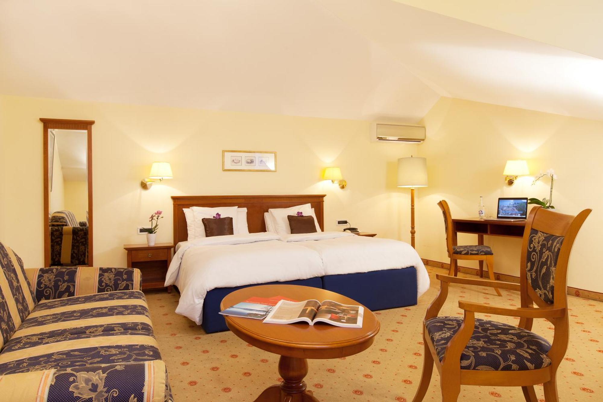 Quadruple Room,683732370:JPEG