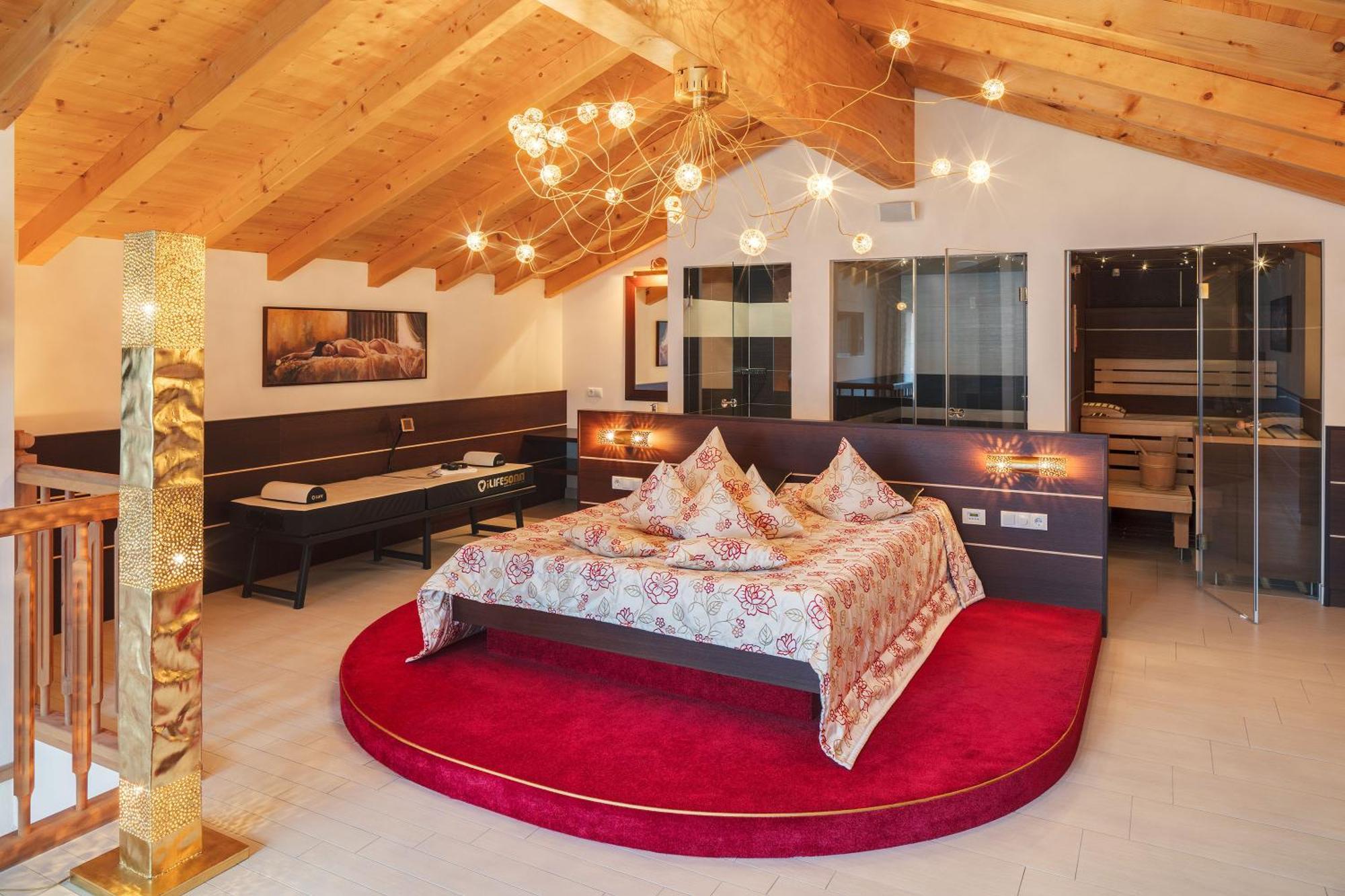Deluxe Penthouse Suite,320399089:JPEG