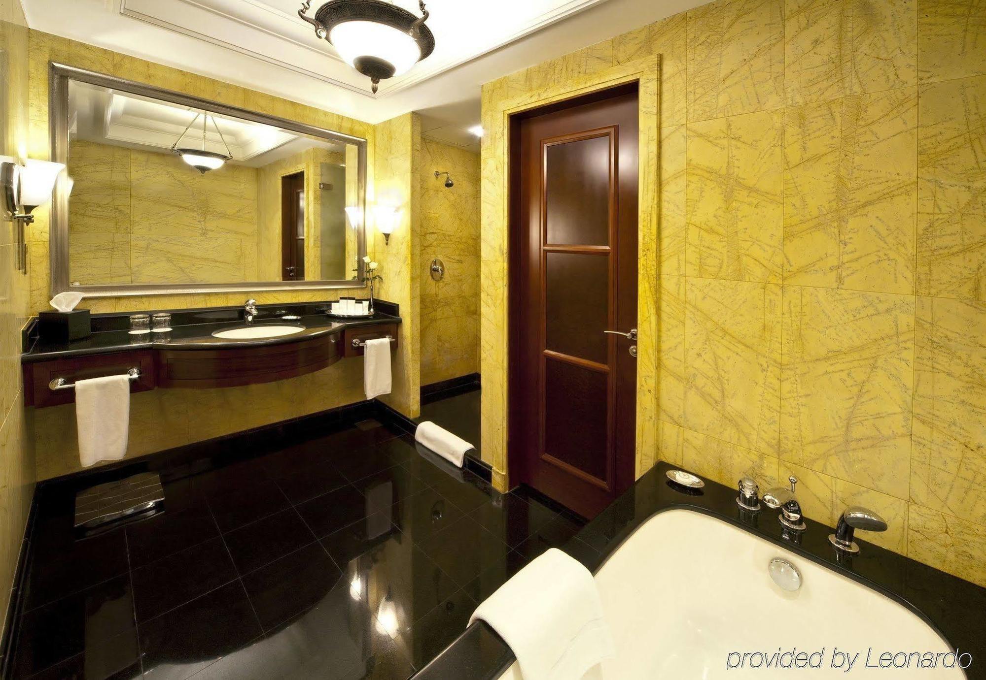 Jood Club King Bed Lounge Access