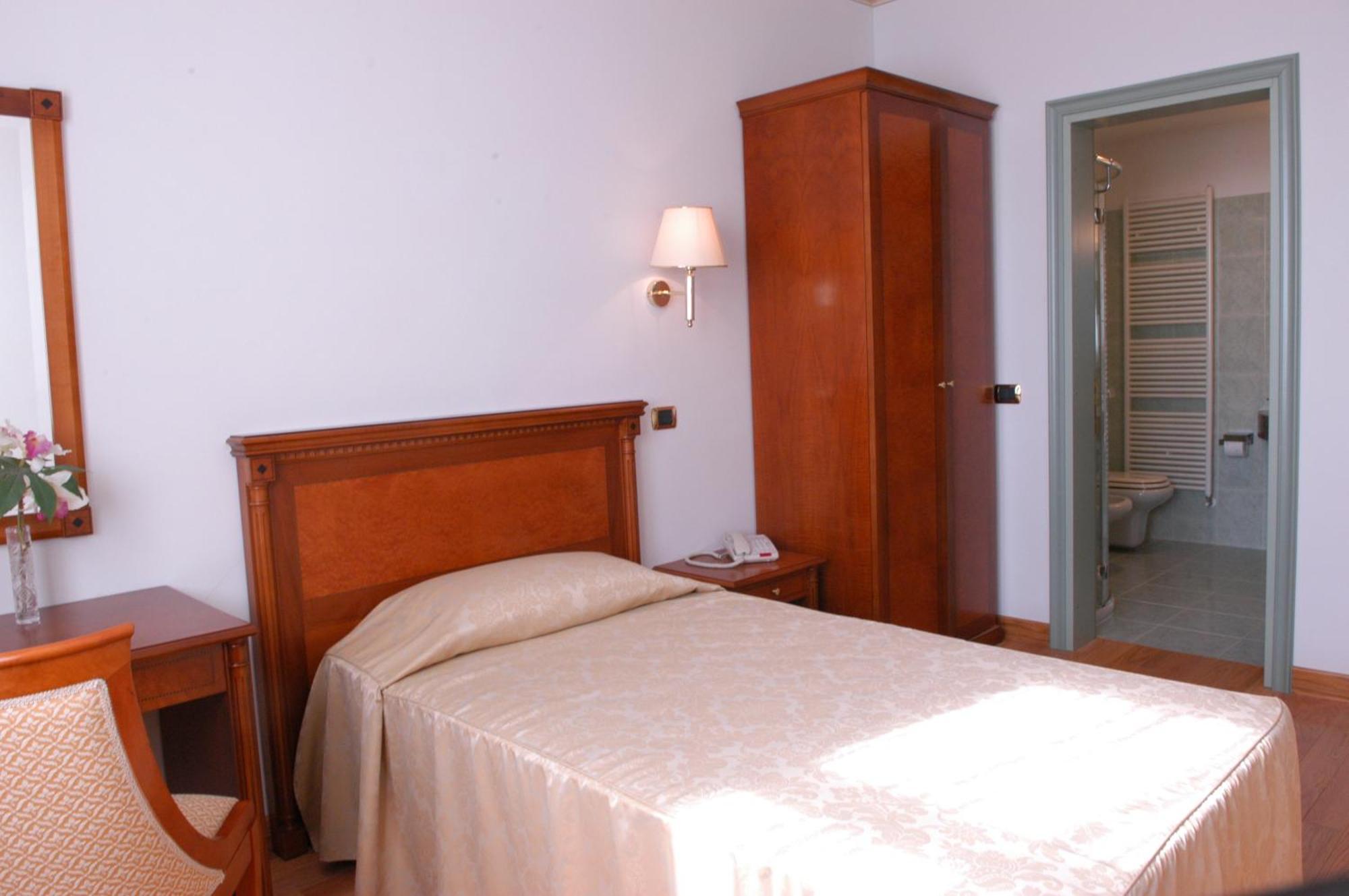 Double or Twin Room,684430227:JPEG