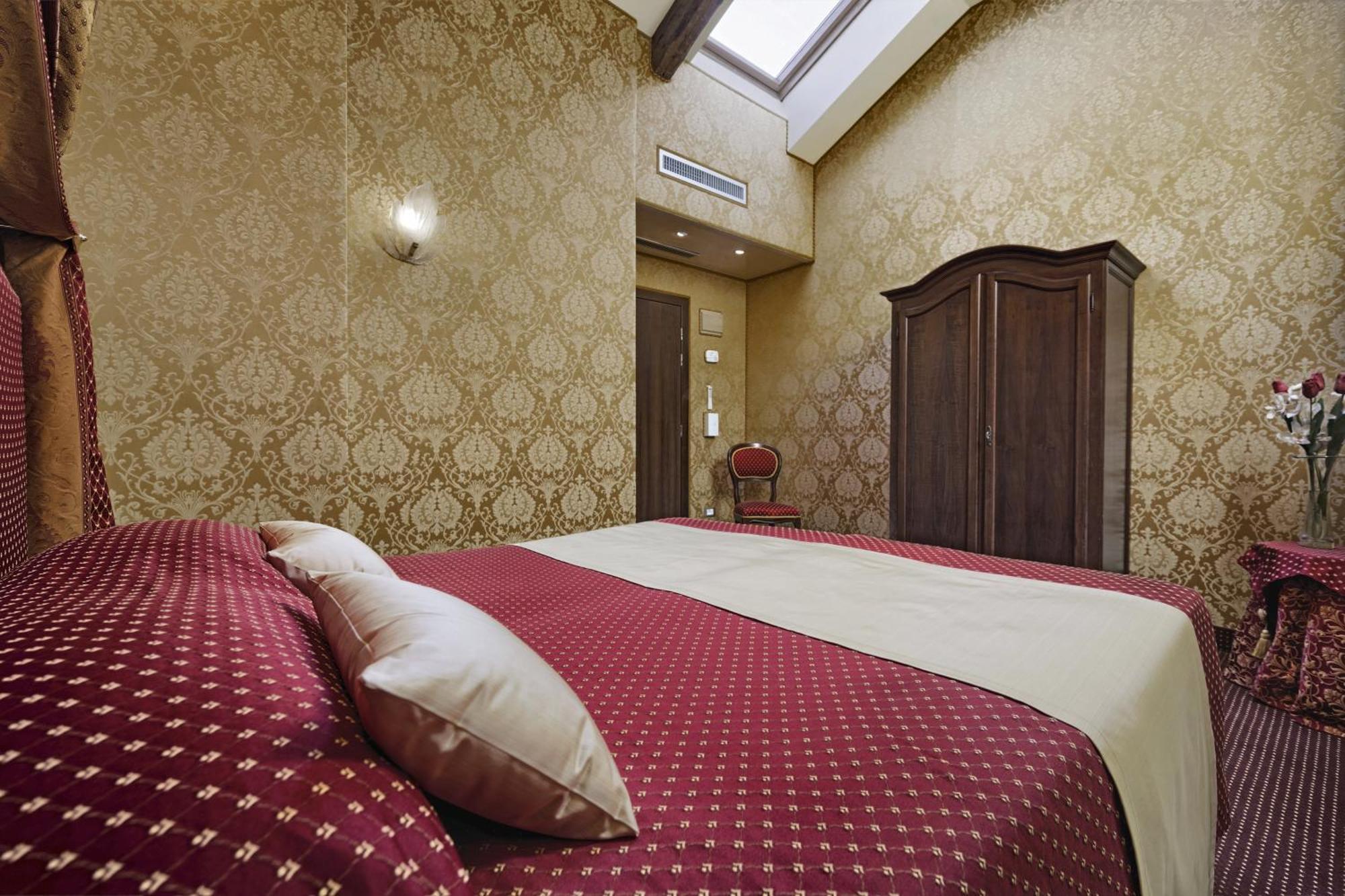 Small Double Room,1433441065:JPEG