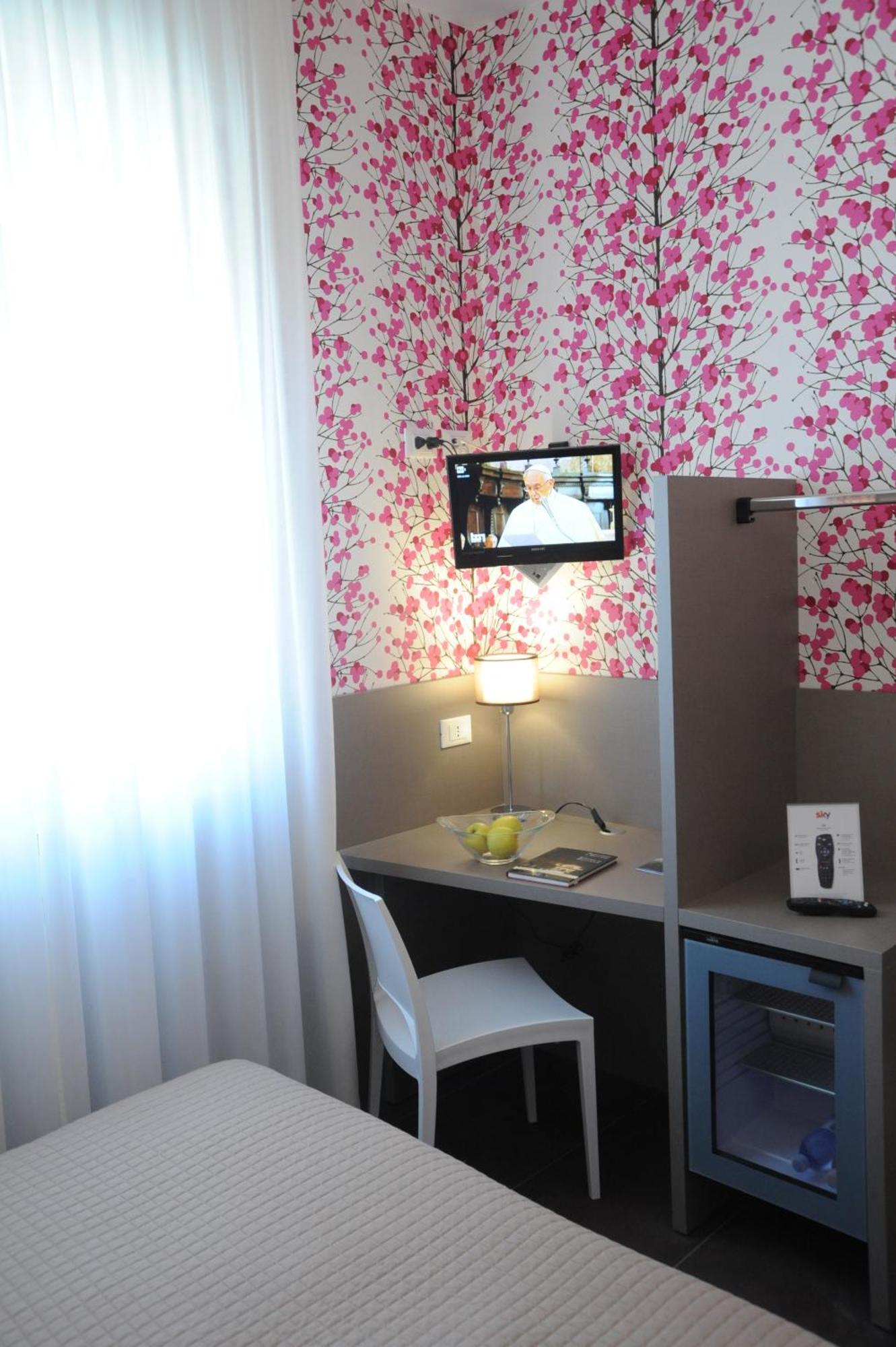 Small Double Room,414608250:JPEG