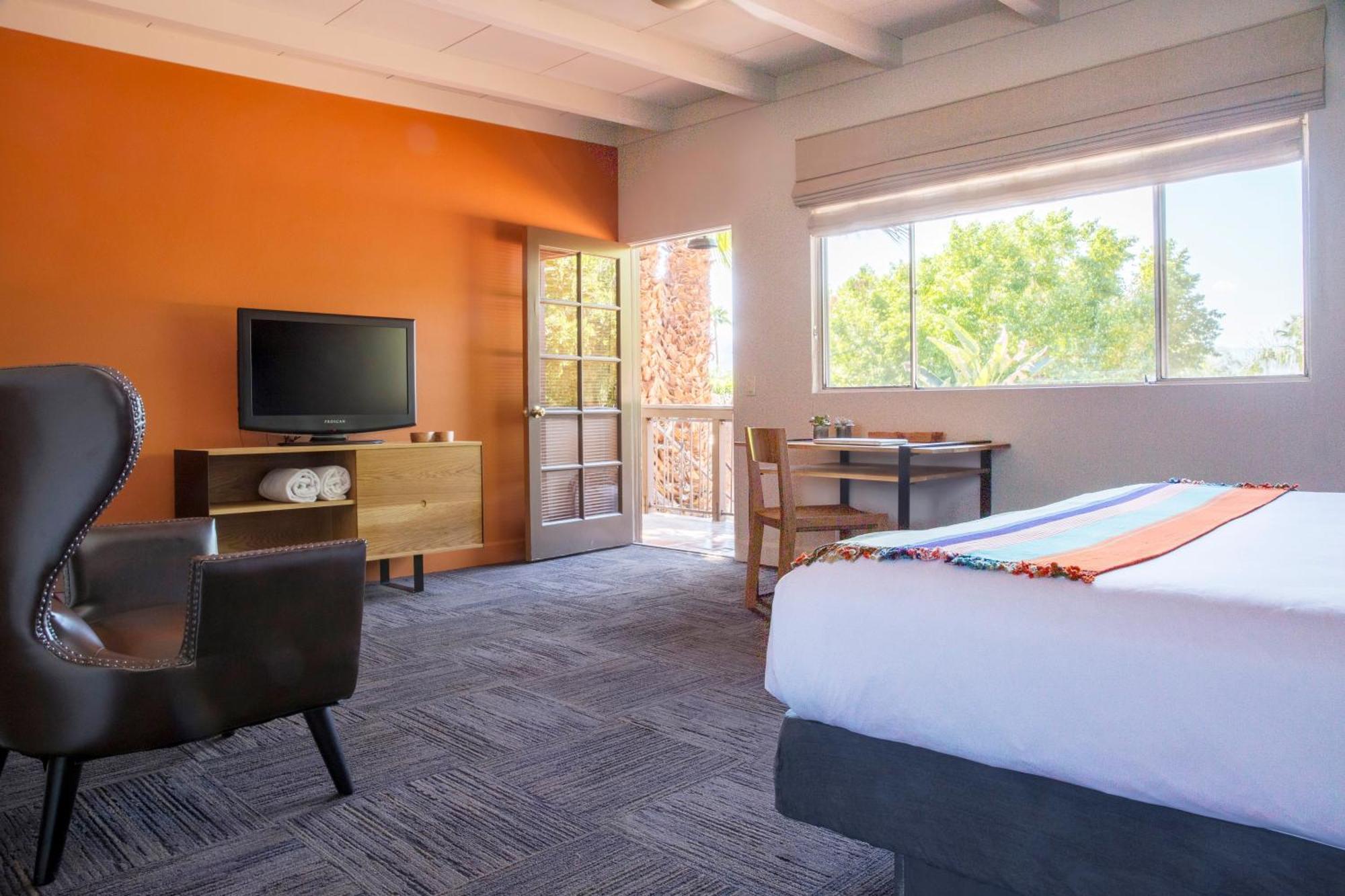 King Suite Second Floor Men Only