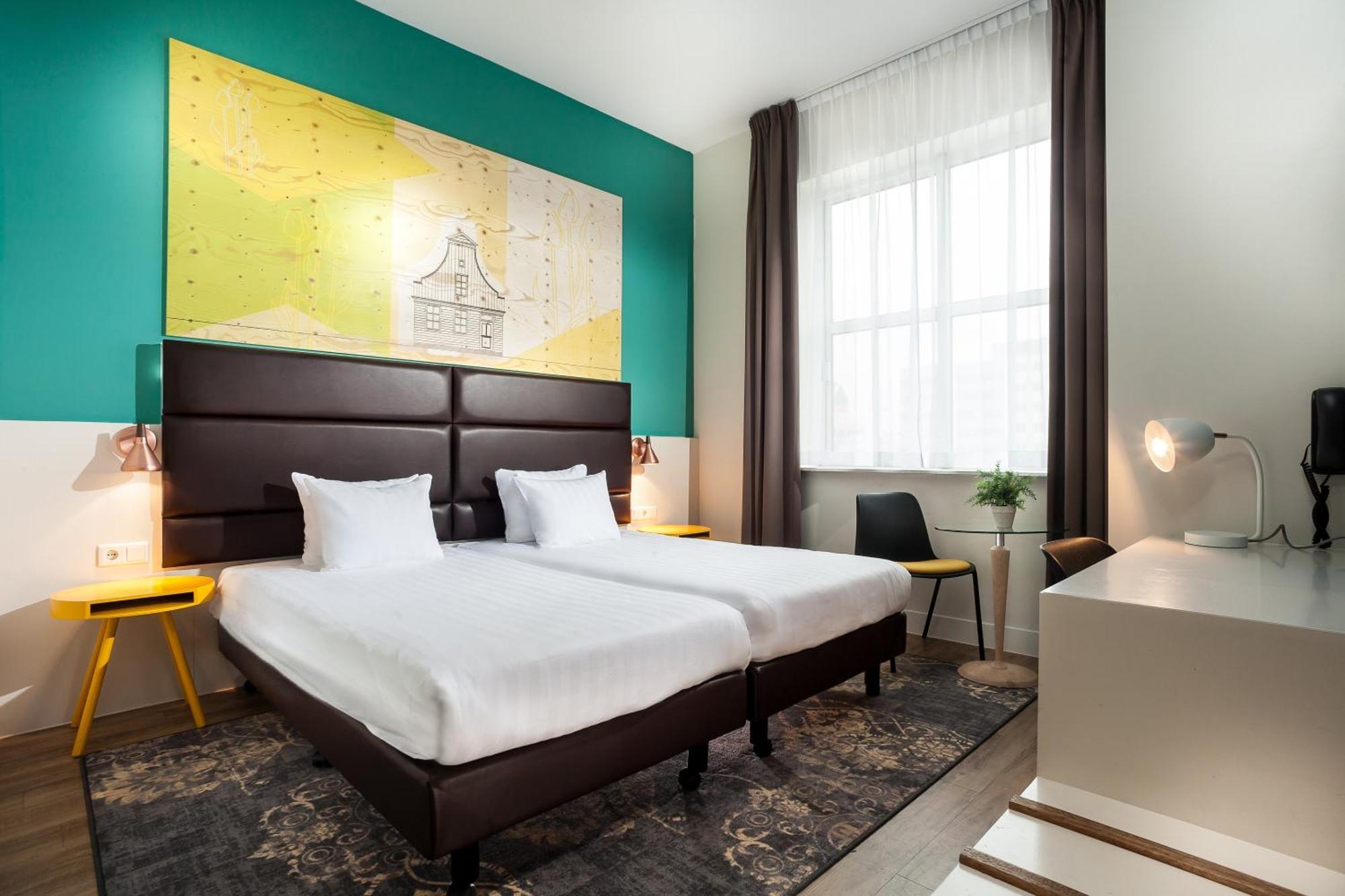 Double Room with Two Single Beds,686419524:JPEG