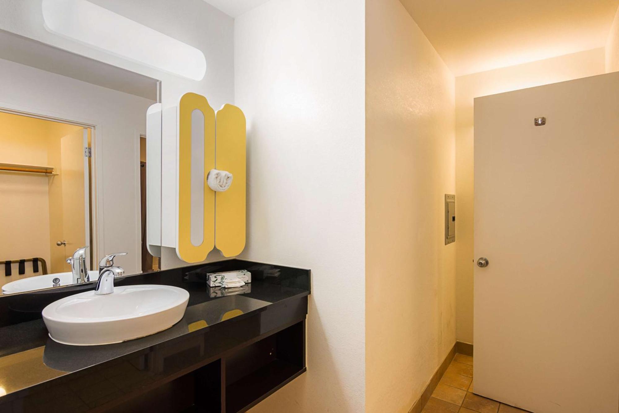 Queen Room - Disability Access - Roll in Shower