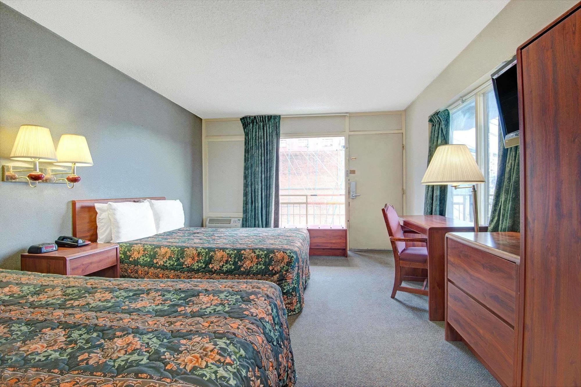Double Room with Two Double Beds - Smoking