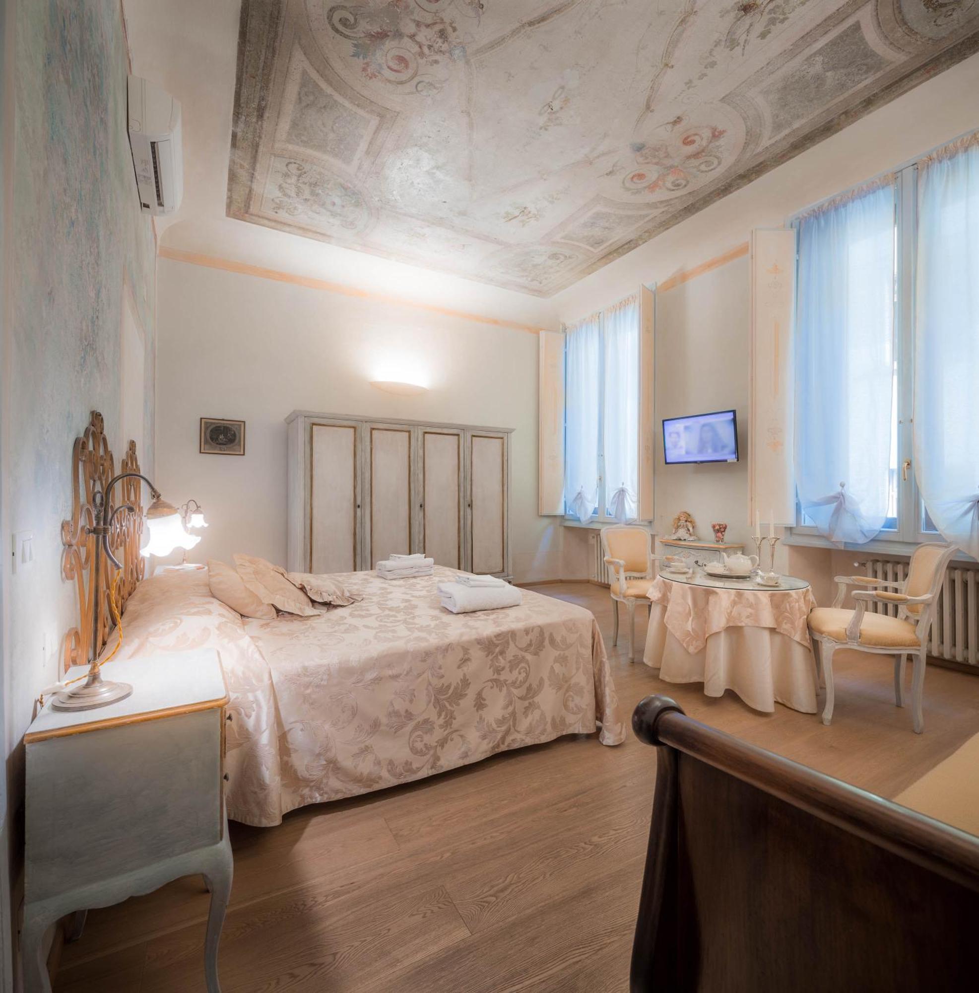 Superior Double Room,687293109:JPEG