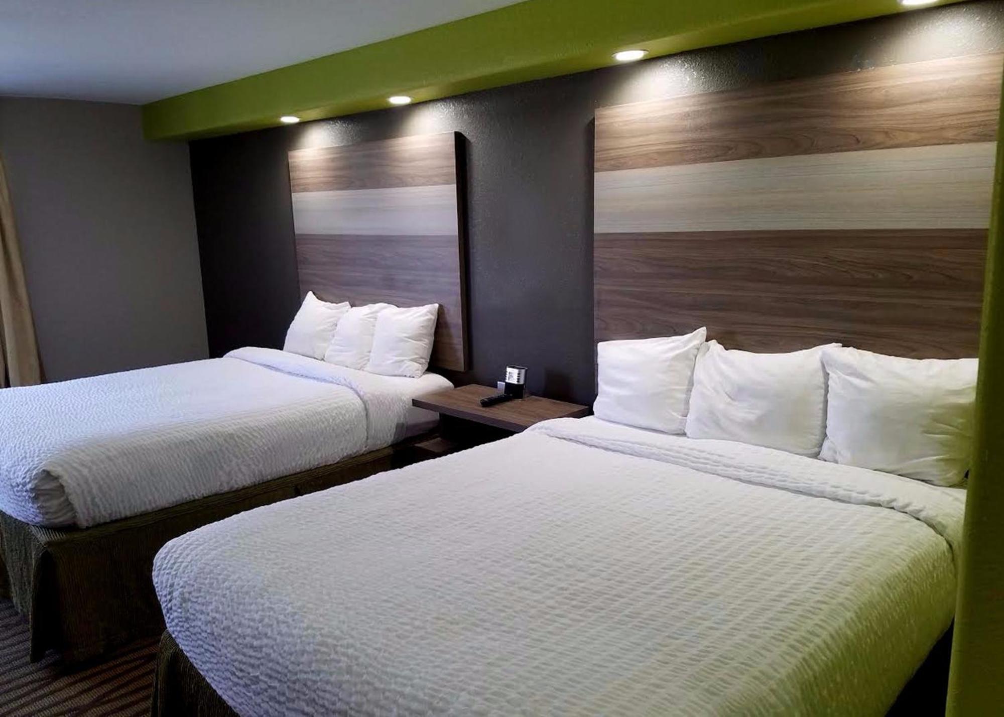 Deluxe Queen Room Two Queen Beds Smoking
