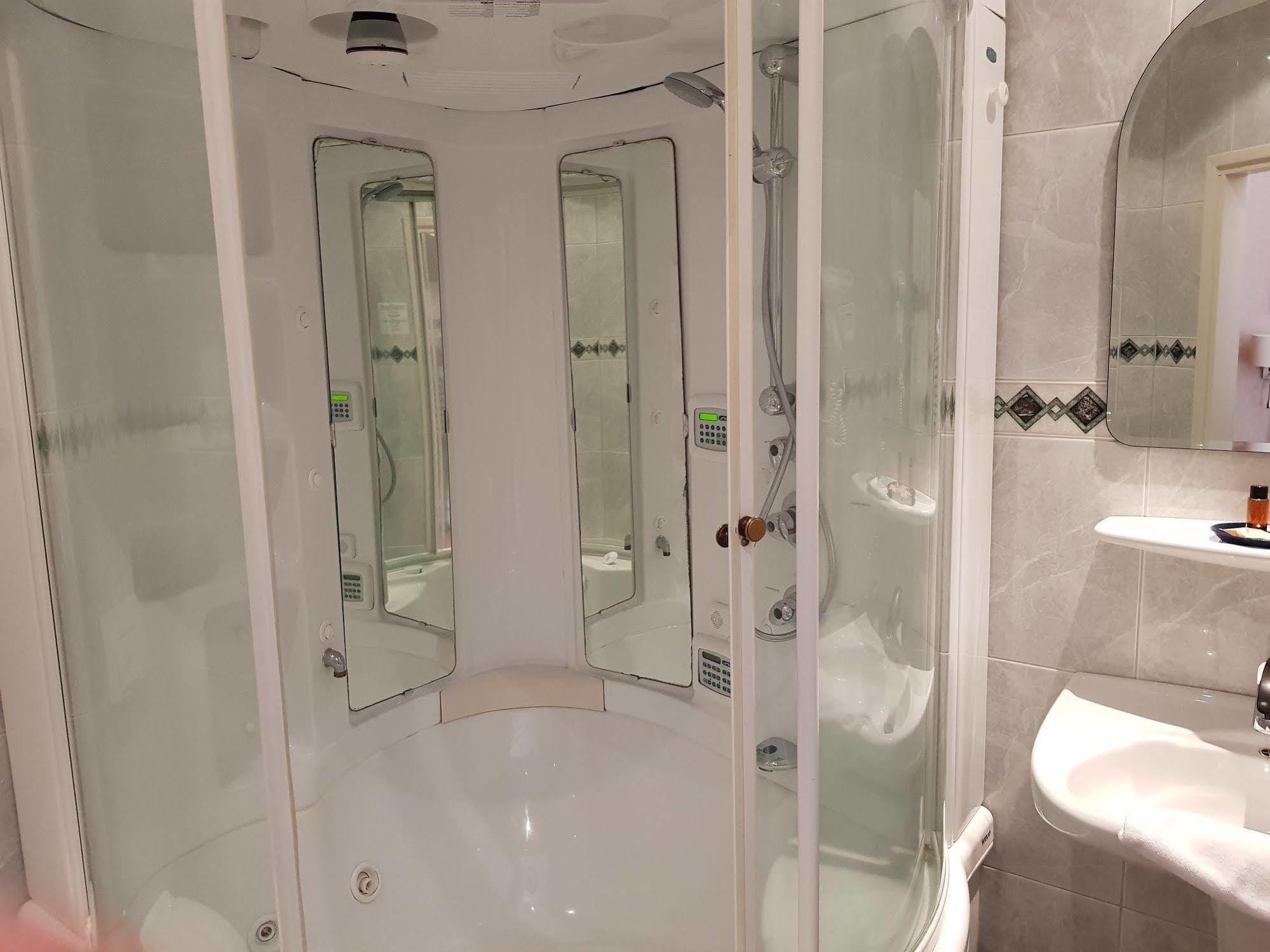 Twin Room Spa Bath