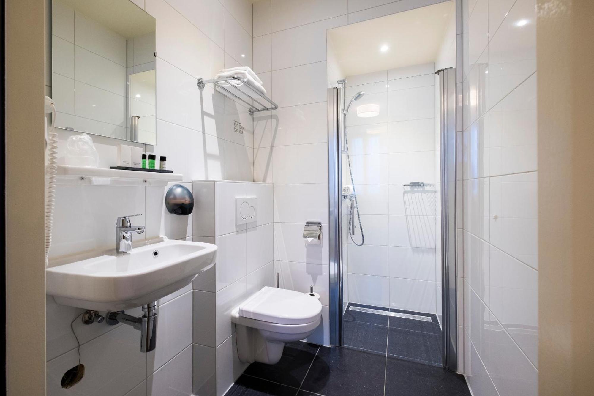Small Single Room,688376841:JPEG