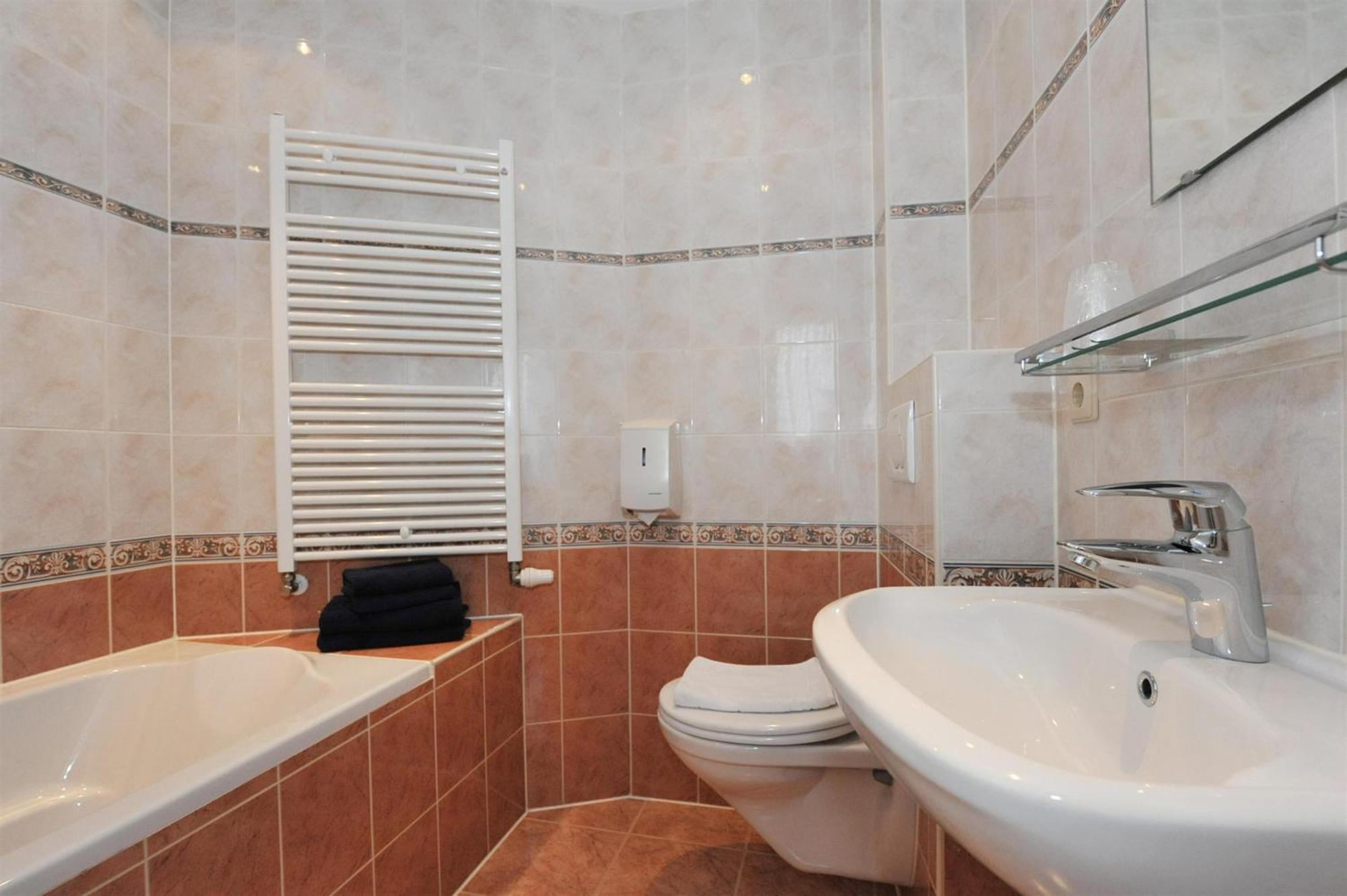 Double Room Bath,977151952:JPEG